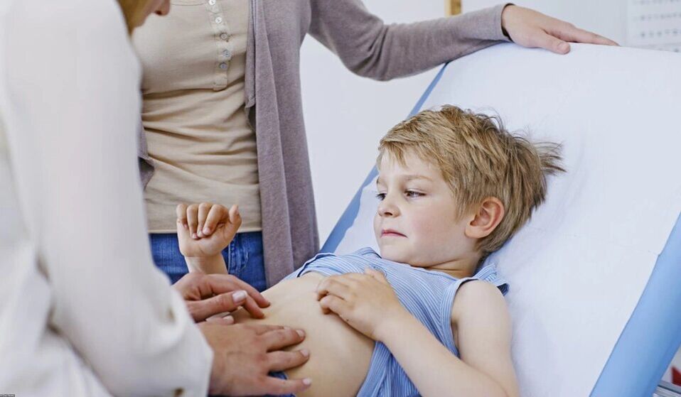 تحديد الطفيليات من قبل الطبيب في الطفل